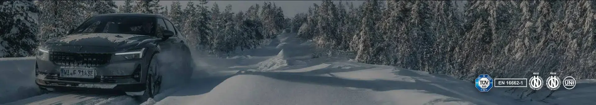 Schneeketten auf verschneiter Bergstraße